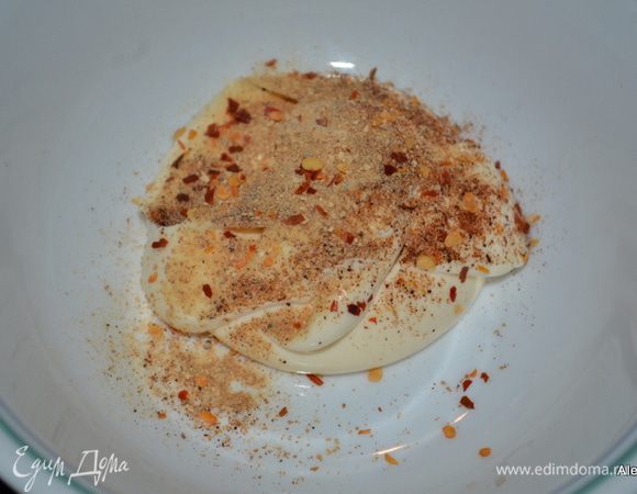 Смешать майонез с пониженным содержанием жира с паприкой, цедрой лайма,  закрыть и поставить в холодильник.