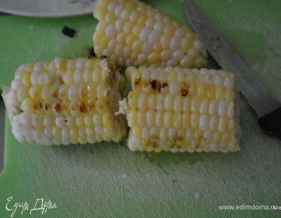 Отгрилить кукурузные початки для готовности. Или можно просто отварить.
Разрезать на части или оставить целиком.