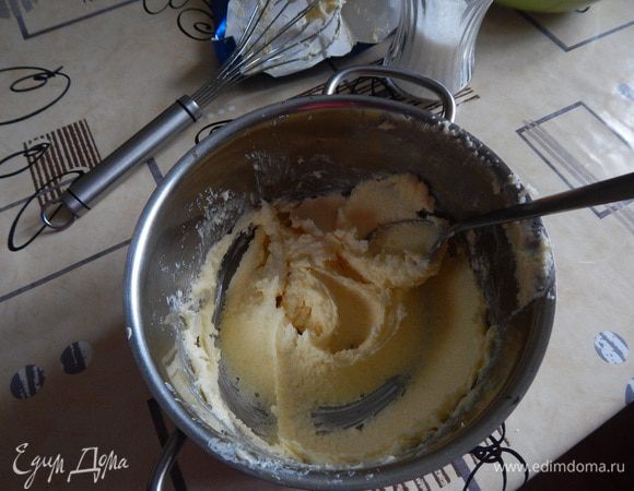 Взбейте масло с сахаром до кремообразной консистенции;