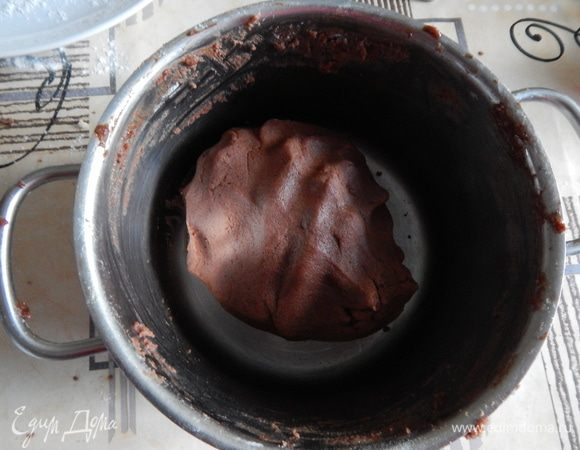 Добавьте какао-порошок, желток, ванилин;
Всыпьте просеянную муку и разрыхлитель, вымесите до пластичного теста;