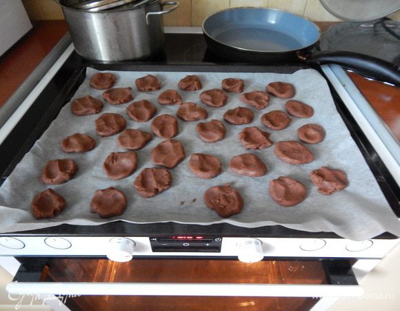 Раскатайте маленькие шарики, выложите на противень;
выпекайте в заранее разогретой духовке до 180 гр. 12-15 мин.