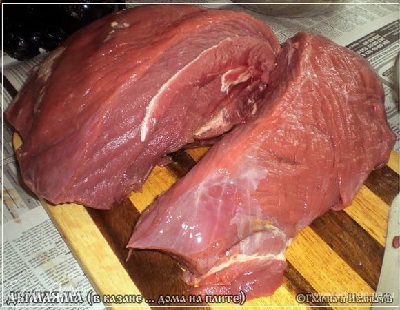 А мы дымлямой займемся.
Готовим продукты. Т.е. не то, чтобы…, но скажем отдельно «про главное». Мясо.
Телячье филе. Его потом на кусочки нарежем. Такие, чтобы в рот влезали.
