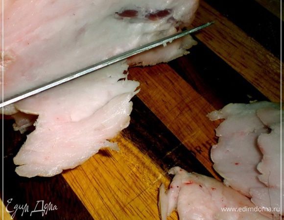 Жирок курдючный … практически строгаем. Тонкими ломтиками … максимум по 3 миллиметра.
Тут без оного никак не обойтись. Но курдюк здесь, в отличии от плова, никаких тяжелых нот не даст. Специфика!!!
