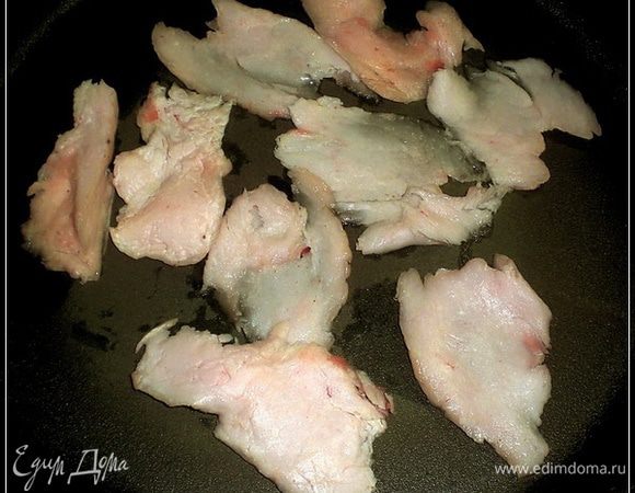 И всё же - Главное в этом блюде … вовсе не барашкины и теленкины подарки, хотя без них ничего не выйдет, конечно.
ОВОЩИ, как мне кажется – в этой Еде главнее.
НО!!! … Давайте ка обо всем по-порядку. То есть будем последовательны и даже … в общем – приступаем к непосредственно «приготовлению» дымлямы. А первое действие в этом процессе – это заряжание казана.
Сначала выкладываем на дно (в этом казане, как специально для дымлямы, оно плоское и толстое) ломтики курдючного жира.
