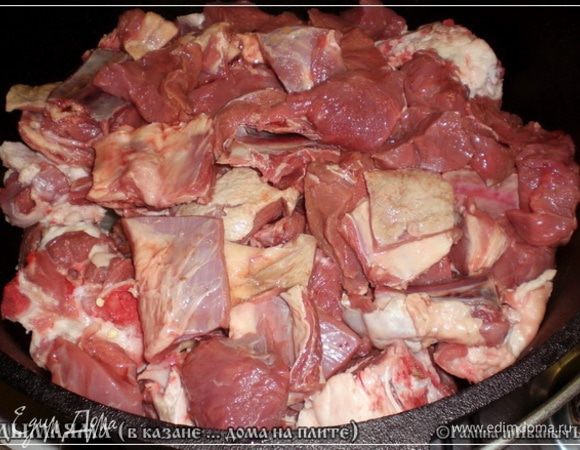 В серединочку барашкины рёбрышки и между ними кусочки телячьего филе … поплотнее …, и уминаем, уминаем, уминаем. Очень плотно слой должен лечь.