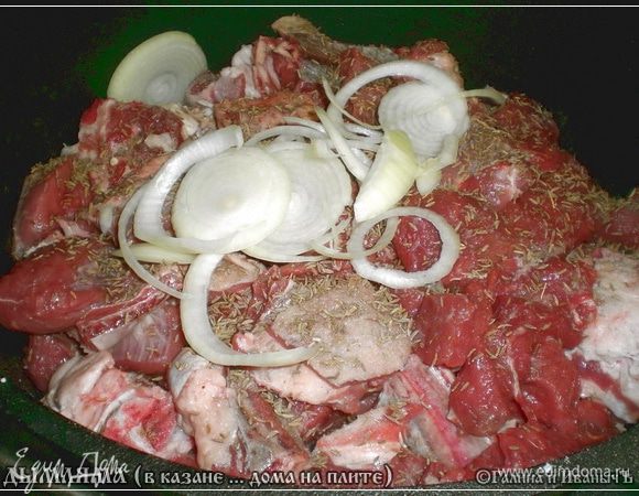 Потом зира и прочие специи. Шафран мал-мало, перец …. И т.д.  Сверху лучком и снова уминаем!!!