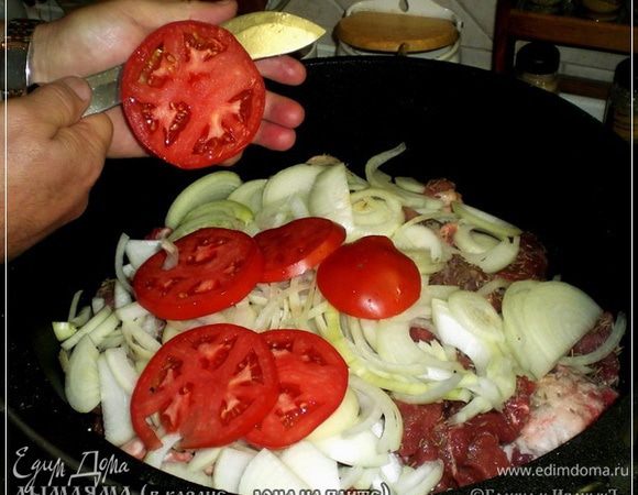 Потом берём пару БОЛЬШИХ и ОЧЕНЬ СПЕЛЫХ помидор. И режем их над казаном, ВПОПЕРЁК!!!
Обязательно над казаном – это важно. 
