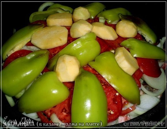 И поверх выкладываем слой сочного сладкого перца. Особенно не старайтесь. Лучше просто зелёного. Хотя можно и разноцветного. Только все эти помидоры и перец …, что называется разойдутся.… Между перчинками кладём кусочки репы. 