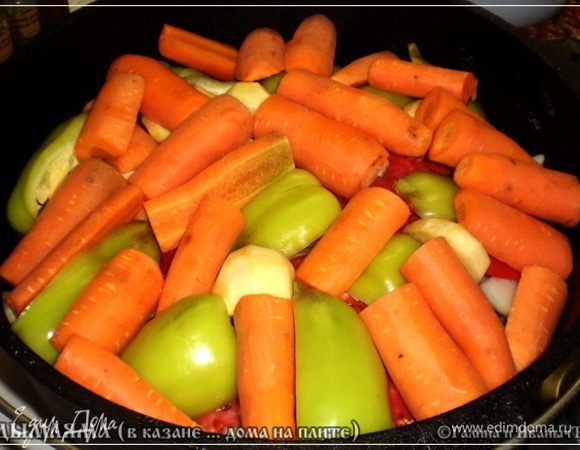 Потом морковка. Режем её крупно. Не мельчим. 