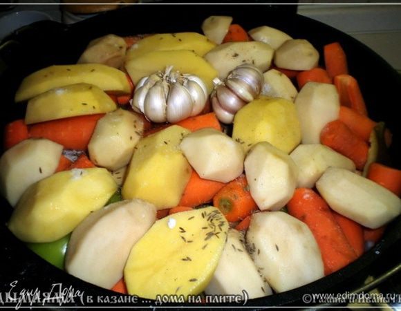 И вот подходит очередь картофеля.  Можно и нужно поверх всего зиры и остальных, по вкусу, специй. Чесночок кладём целиком. Только шелуху сверху почистим и корешки с землёй 
отскребём.
