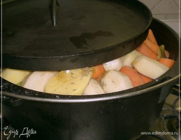 Кстати, как Совет. Если есть достаточное количество уже полностью созревшей репы, то она вполне может заменить картошку. Зелени бросим сверху … прямо в пучках. Разной.
ВСЁ!!! Сырой Дымляма загружена.
И закрываем крышкой. 
