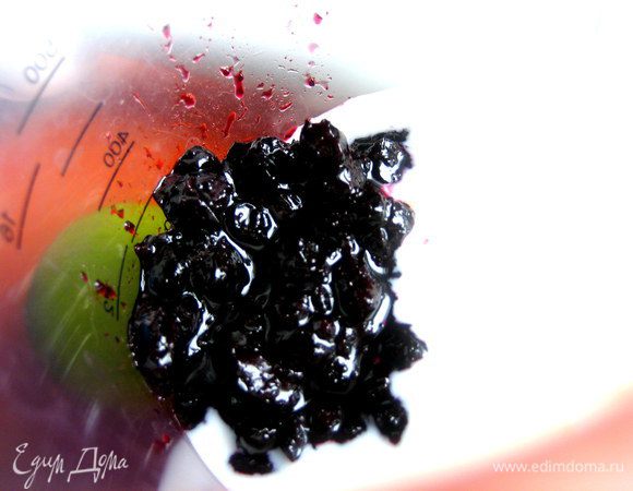 Чернику добавляем к йогурту... У меня черника уже проварена в сиропе, взяла пополам с ананасовым йогуртом... 250 мл варенья и 250 мл йогурта.