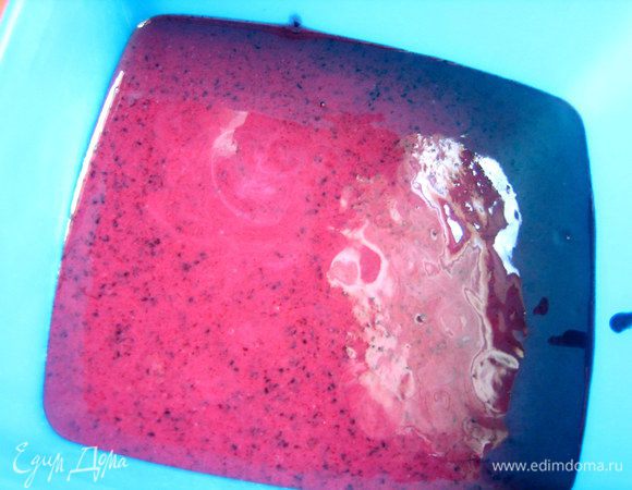 Выливаем в контейнер для заморозки с крышкой..., отправляем в морозилку!