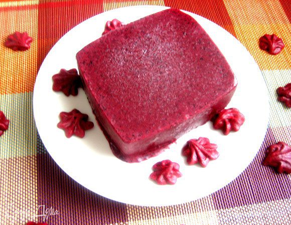 Перед подачей можно опустить дно контейнера в горячую воду на пару секунд..., но у меня отлично выскочило мороженое и так)))