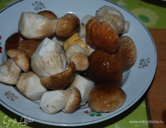 Готовим главный ингредиент - грибы - тщательно моем.