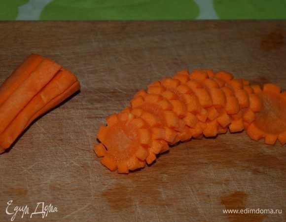 Лук и чеснок - режем мелко, морковку - как вам угодно, я люблю крупно и с фантазией.