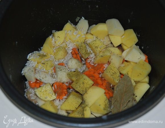 Забрасываем туда же  в кастрюльку - порезанный картофель, крупу, приправы, добавляем воду или булъйон до верхней отметки