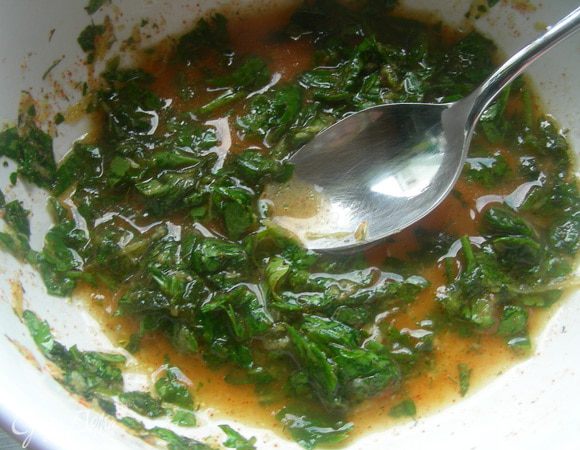 Половину рубленой зелени смешиваем с соком и цедрой половины лимона, добавляем хариссу или то, чем мы ее заменяем. Все перемешиваем. (У меня на фото фото вся зелень и весь сок и цедра лимона, потому что я кускус заправляла тем же маринадом, в котором готовится курица).
