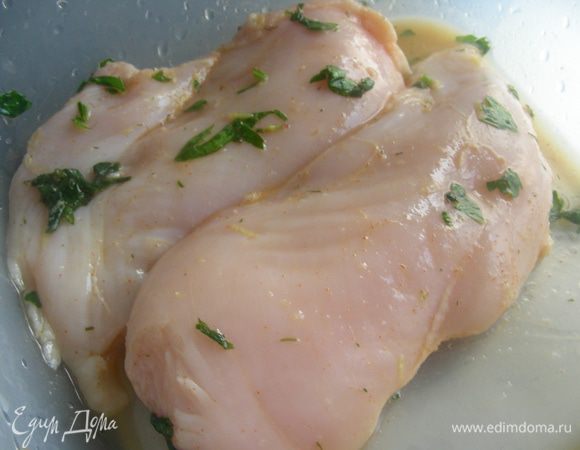 Курицу заправляем маринадом и ставим в холодильник (от 5 минут до 24 часов, в зависимости от возможности).
