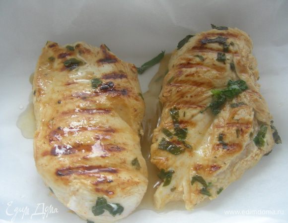 Затем будем курицу запекать в духовке. Я ее еще обжарила пару минут на сковороде-гриль для корочки, а вообще это по желанию. Итак, берем фольгу, выкладываем в нее курицу и маринад, сверху поливаем вином. Хорошенько закрываем, можно вторым слоем, чтобы все соки сохранились. Запекаем ее в духовке 200 гр минут 30 до готовности.
