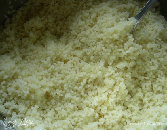 В это время займемся салатом. Готовим кускус или булгур, как написано на упаковке. Я на всякий случай напишу, как обычно делаю я. Возьмем для примера 1 стакан кускуса, а потом все увеличиваем пропорционально. Итак, 1 стакан кускуса заливаем кипятком, добавляем 1 ст.л. оливкового масла, перемешиваем, накрываем крышкой и оставляем на 5 минут. Затем вводим 1 ст.л. сливочного масла и взбиваем как следует вилкой. Получается очень нежный и рассыпчатый кускус.
