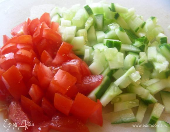 Огурцы и помидоры режем кубиками. 
