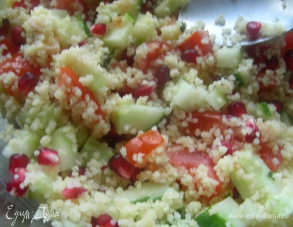 Смешиваем овощи и гранат с кускусом. Заправляем второй половиной трав и лимонным соком и цедрой (или маринадом, как у меня).

