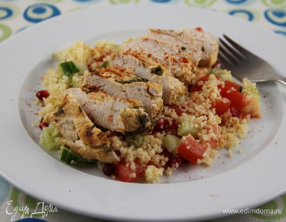 Выкладываем салат на тарелки. Сверху - порезанную кусочками курицу. И подаем. Приятного аппетита)