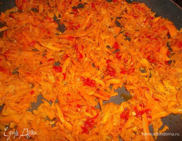 Рис отварите. Обжарить натертую морковь с аджикой и специями, добавить к рису.