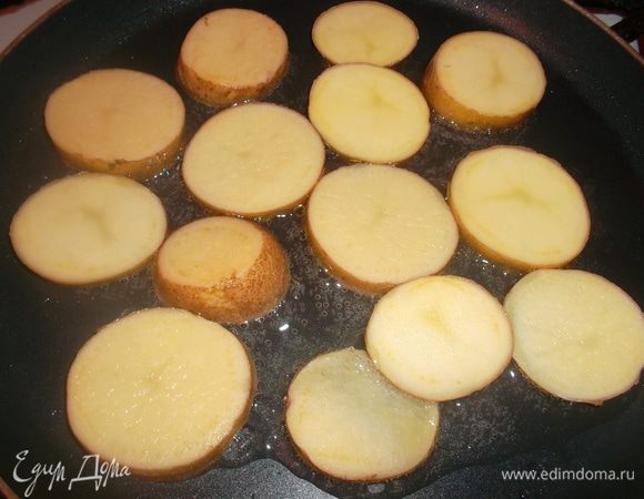 Овощи нарезать колечками и обжарить по очереди с двух сторон до готовности (кроме помидора).