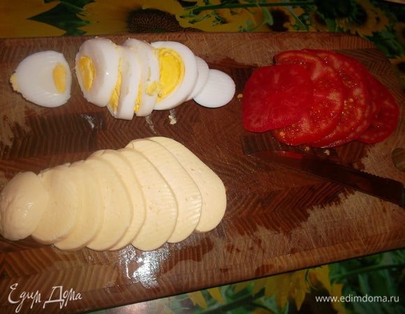 Помидор, яйцо и брынзу нарезать колечками. Формируем наши башенки в произвольном порядке, я так: баклажан-брынза-помидор-картофель-яйцо-перец, сверху капелька майонеза и базилик для украшения.