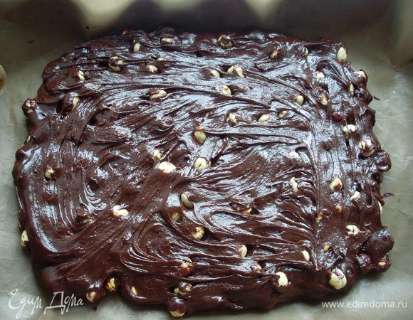 Добавить фундук и выпекать при разогретой до 170 градусов духовке 30-35 минут, постараться не пересушить.