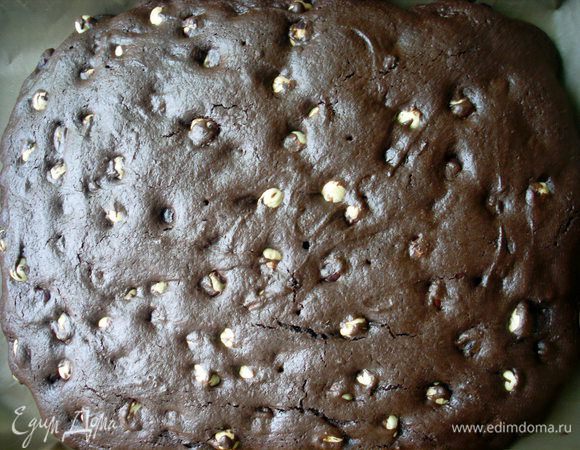 Когда корж полностью остынет вырезать его по размеру тарелки. Осторожно перевернуть его нижней стороной вверх.