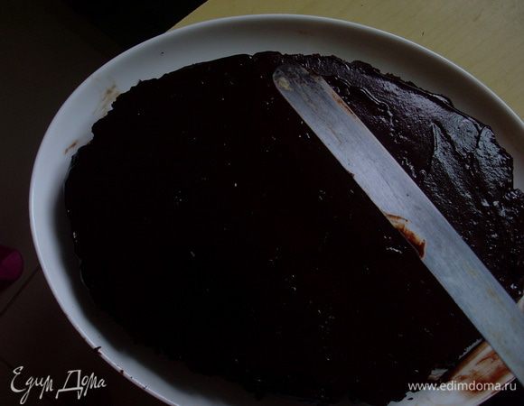 Приготовить глазурь - прямо на огне растопить шоколад с молоком, помешивая. Смазать верх коржа.