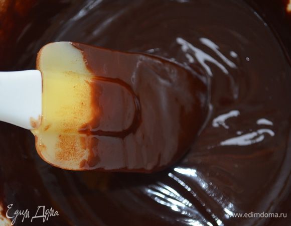 Шоколад растопить на водяной бане или в микроволновке