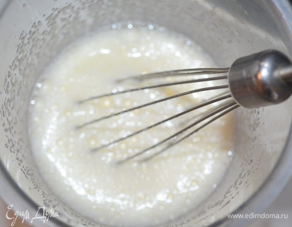 В отдельной миске взбить сахар с яйцами в пышную массу