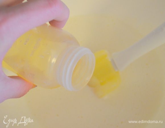 Влить растительное масло и взбить 