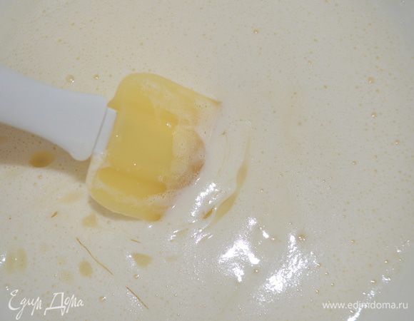 Постепенно добавить муку с разрыхлителем (просеять), ванилин  и перемешать