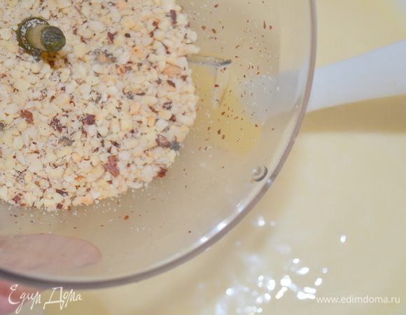 Добавить миндаль и перемешать лопаткой