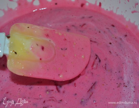 Добавляем свеклу и размешиваем еще раз (свекла тут сырая)