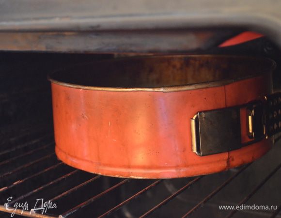 Выпекать примерно 50 минут при 180 гр, до тех пор пока торт полностью не пропечется и не поднимется! 