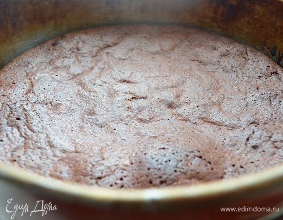 Готовый корж нужно потыкать деревянной шпажкой - она должна быть сухой и чистой. Если в процессе выпекания вы обнаружите,что корж подгорает - накройте его фольгой. 