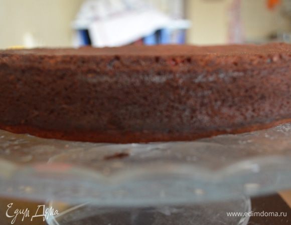 Готовый пирог достать, дать постоять 10 минут в форме, затем освободить от нее и ПОЛНОСТЬЮ остудить на решетке