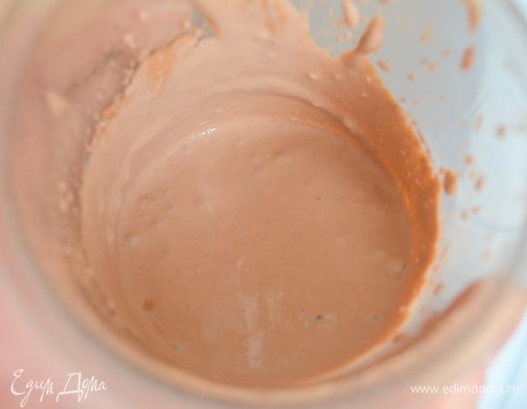 Для глазури или соуса взбить йогурт, какао и пудру. 