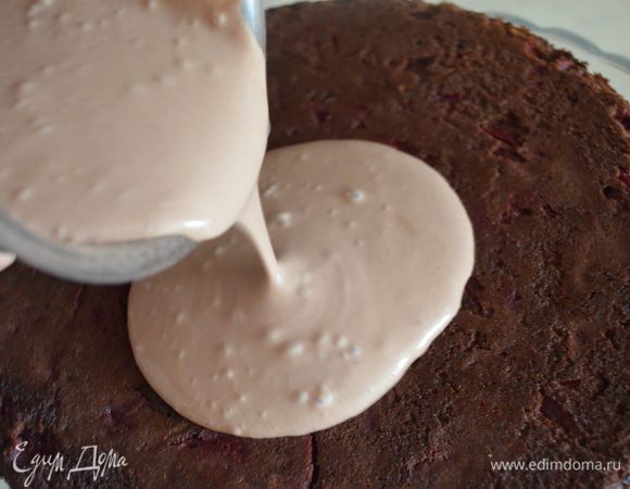 Нанести на остывший торт и подавать. 