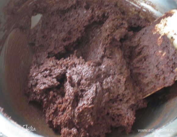 Добавить яйца, рисовую муку, разрыхлитель, какао и тщательно перемешать.