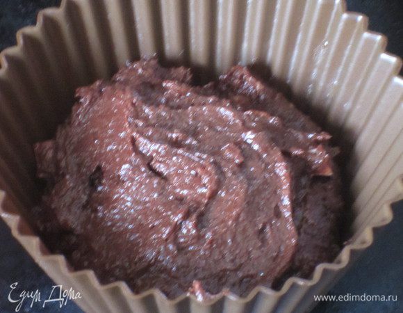 Белый шоколад мелко порубить ножом и добавить в тесто.Аккуратно перемешать.заполнить формочки для маффинов на 2/3 тестом и выпекать в разогретой до 180 °С духовке 15-20 минут. 