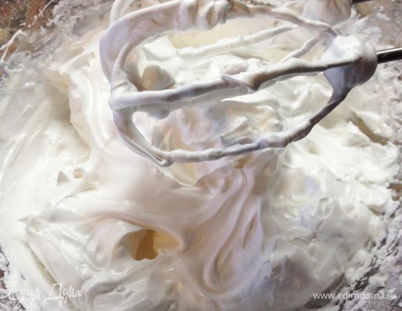 Охлажденный Сливки взбивать  миксером в течении 3 минут. Аккуратно добавить сахарную пудру  и продолжать взбивать до превращения сливок в пышную блестящую пену. Не взбивайте слишком долго, чтобы не получить масло :)   
Разложить взбитые сливки по креманкам. 