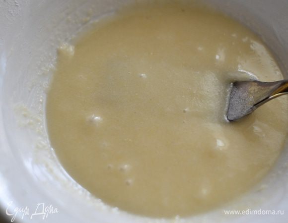 В миску просеять миндальную муку с сахарной пудрой. Миндальную муку я готовила из обычных миндальных лепестков. Хорошенько измельчила в блендере и трижды просеяла.Добавить яичный белок (1) и размешать до однородности. Отставить в сторону.