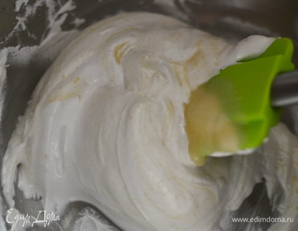 Готовим итальянскую меренгу. В небольшой емкости смешать сахар с водой,поставить на средний огонь и варить сироп до 108 градусов.Тем временем начать взбивать белки(2) до устойчивой и пышной массы,когда сироп достигнет 114 градусов, снять с огня и тоненькой струйкой влить во взбивающие белки.Градусника у меня нету,поэтому готовность я проверяла так,в мисочку налила очень холодной воды и если,когда капнув каплю сиропа,оставался след,т.е. на ощупь,мягкий шарик, сироп готов.Взбивать до устойчивой и гладкой массы и охлаждения белков до температуры 50 гр. Аккуратно,лопаточкой ввести меренгу в миндальную пасту,перемешать до однородности заворачивающими движениями.